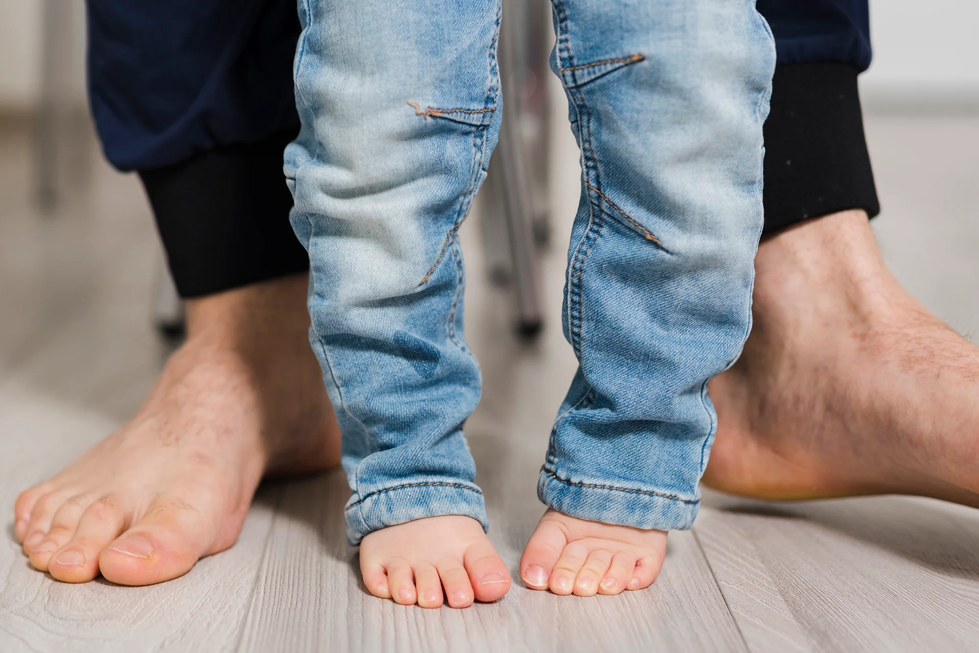 šmajdání-nohou-děti